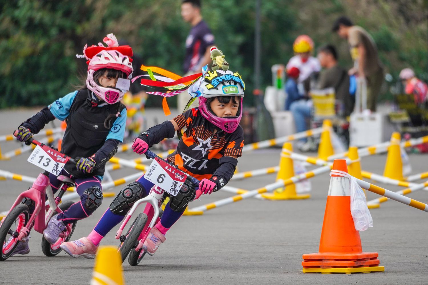 兩個年輕女孩正在騎平衡車參加比賽。