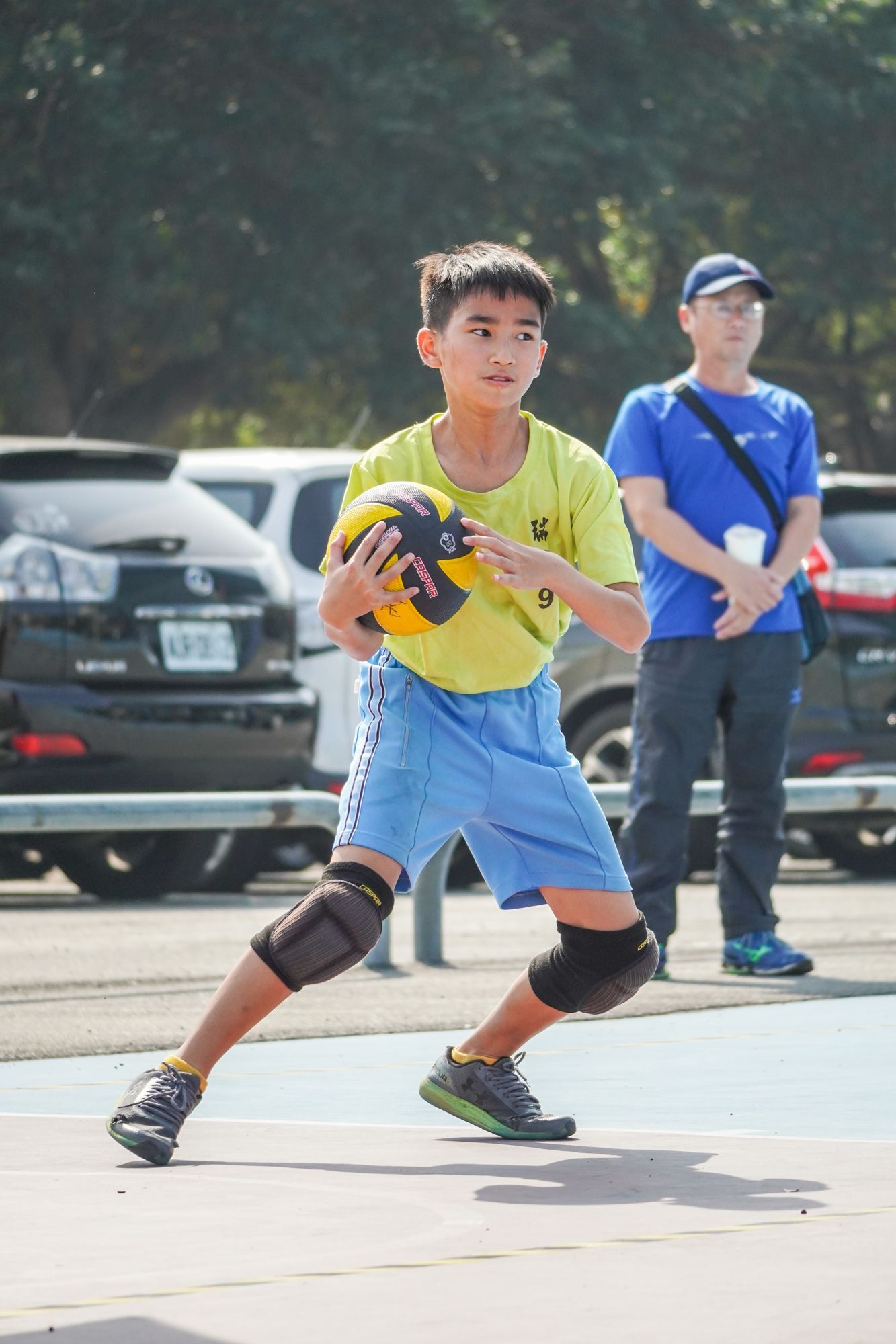 一個小男孩手裡拿著一個手球。