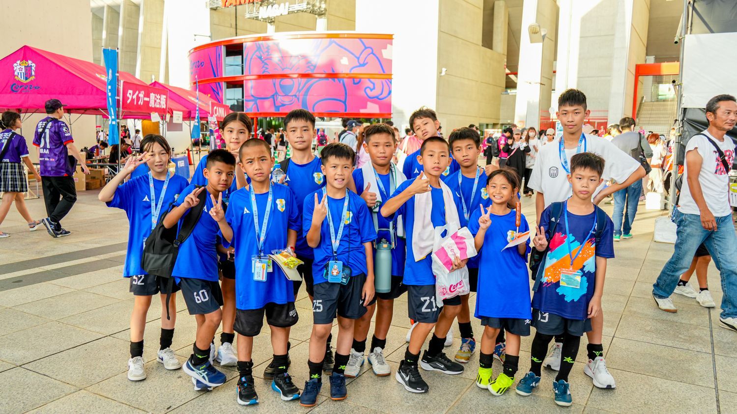 一群小男孩正在人行道上擺姿勢拍照。