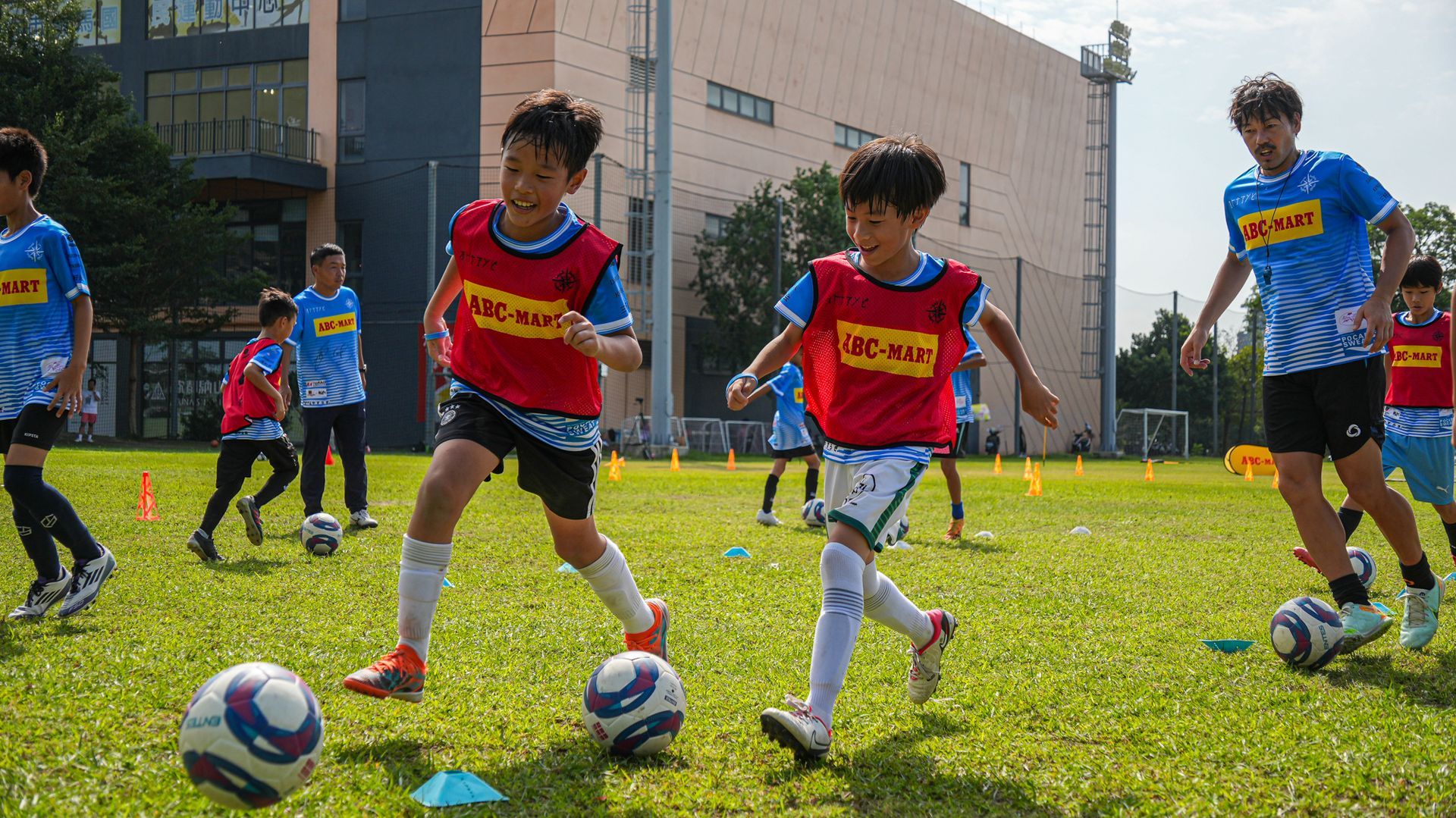 一群小男孩正在操場上踢足球。