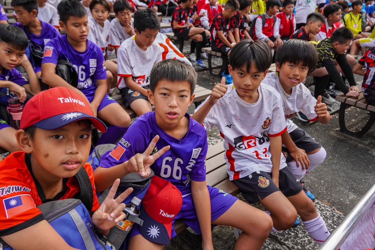 一個女人正在拍一群人。