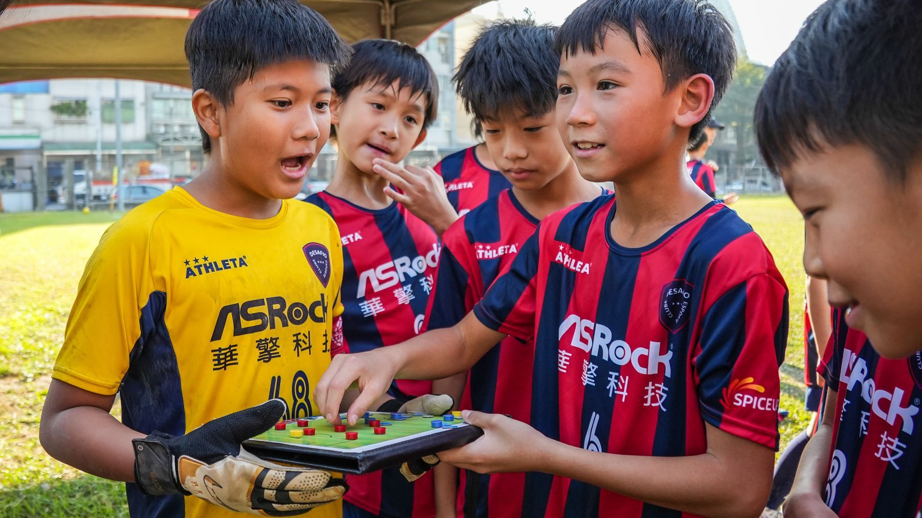 一群小男孩正在操場上下棋。