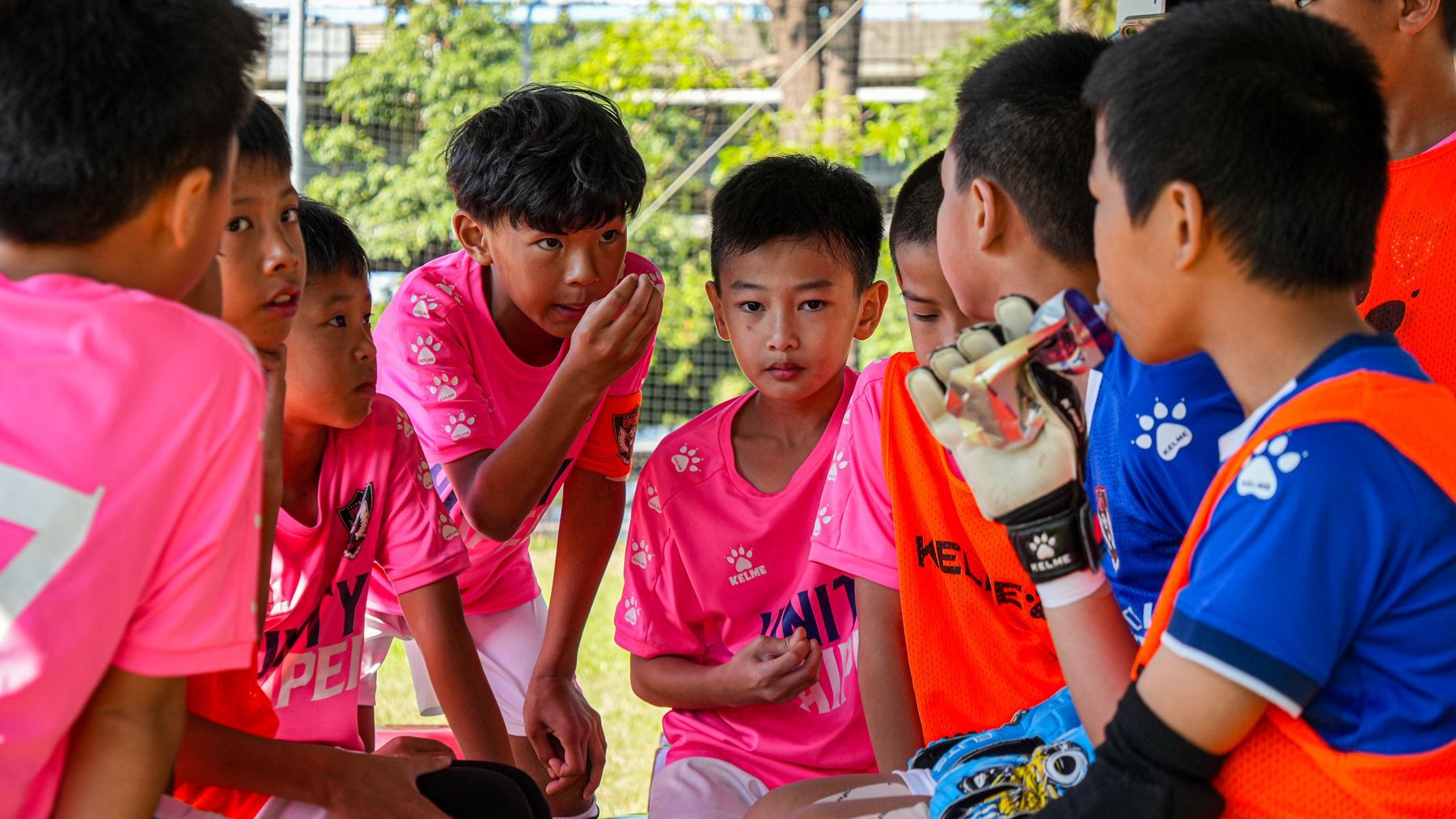 一群小男孩擠在一起坐著。