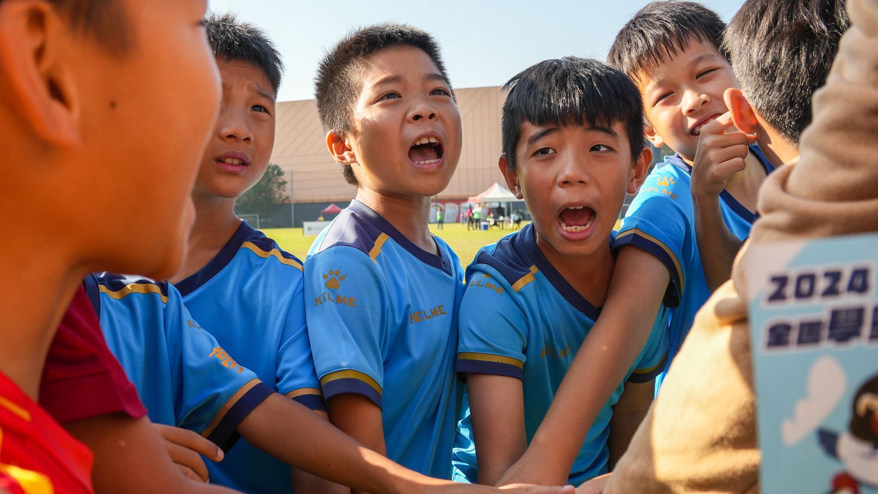 一群小男孩手牽手擠在一起。