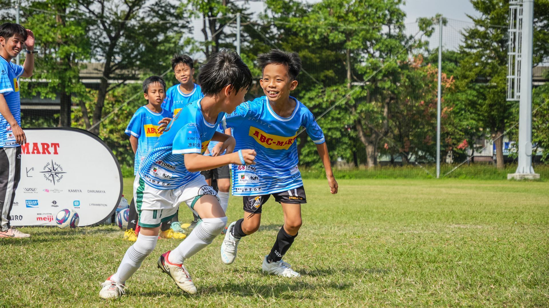 一群小男孩正在操場上踢足球。