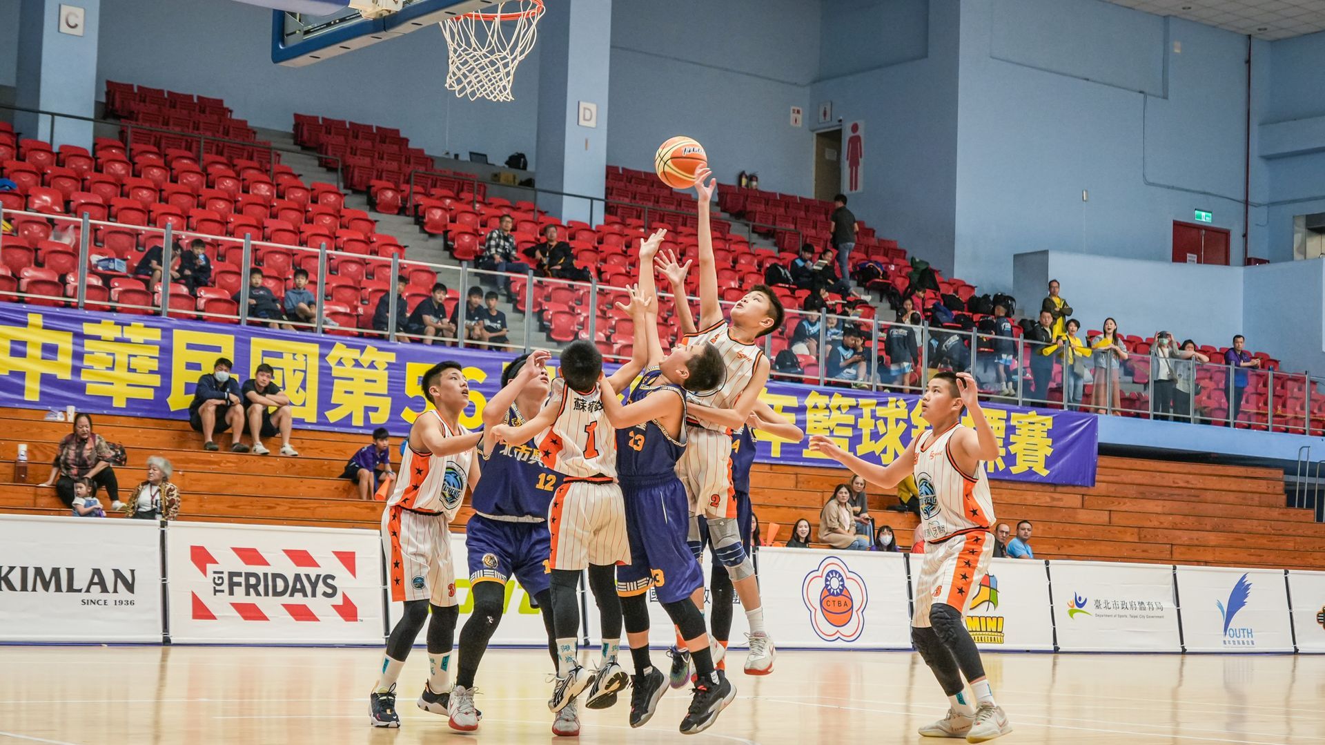 一群籃球運動員正在體育場打籃球。