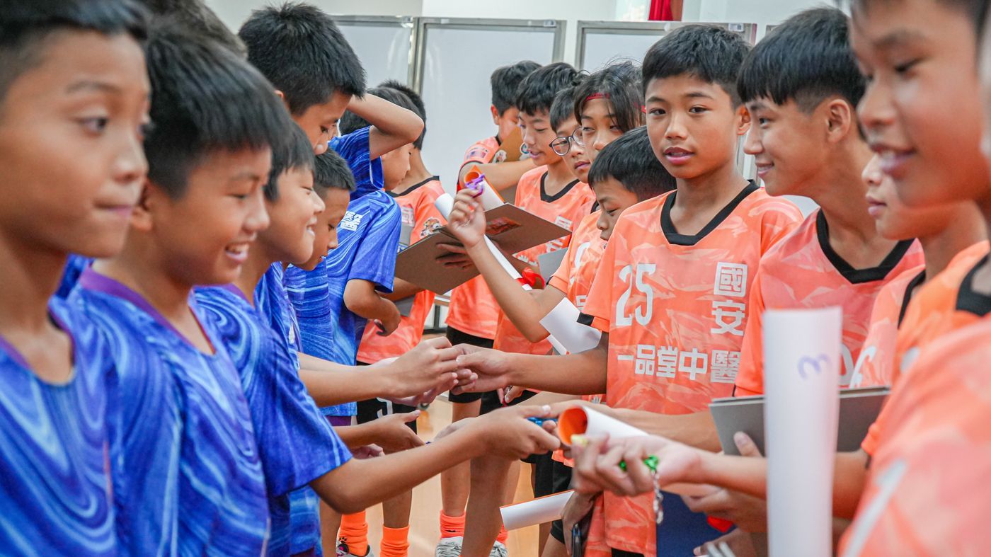 一群小男孩正在互相握手。