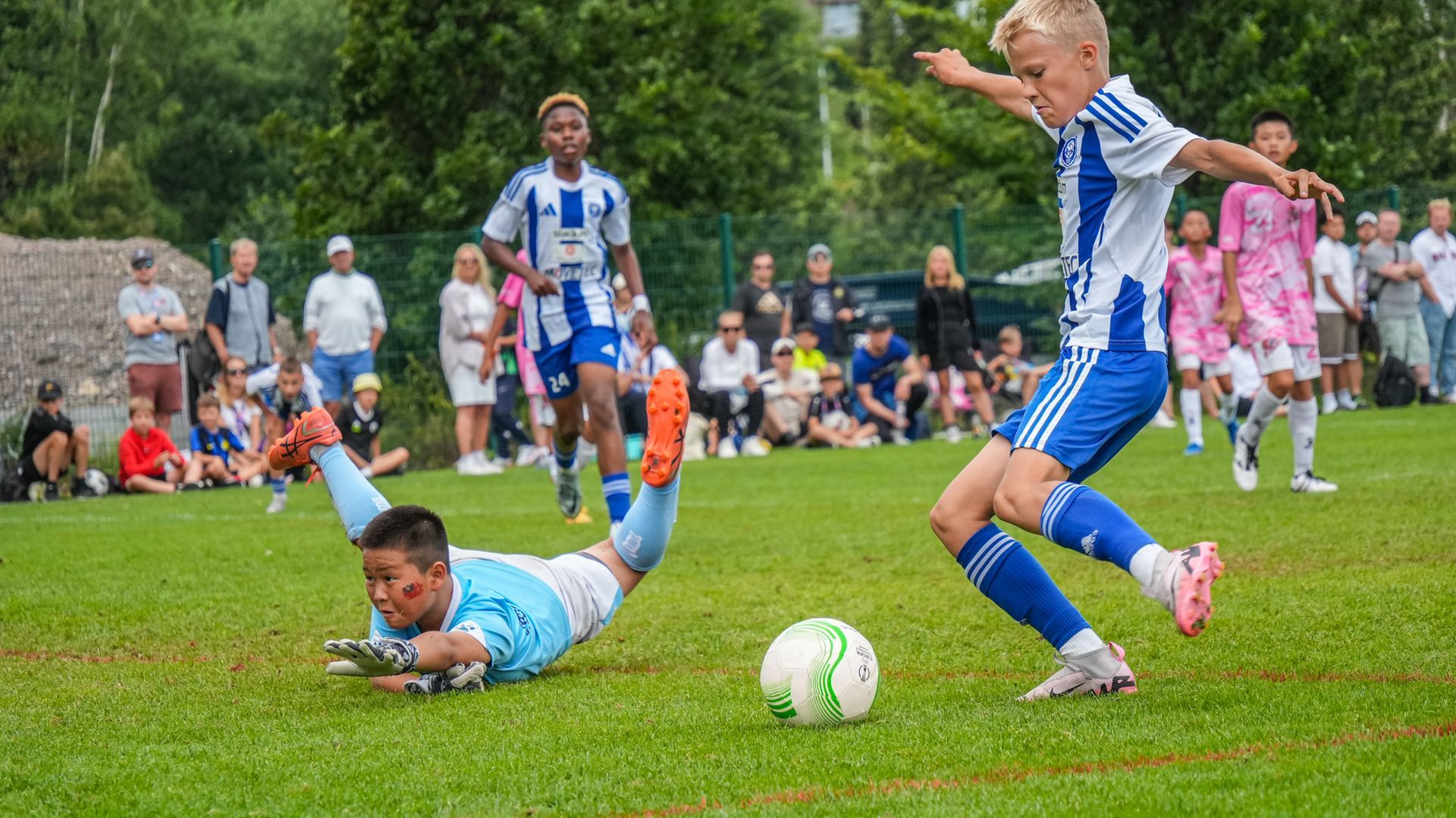 一群小男孩正在操場上踢足球。