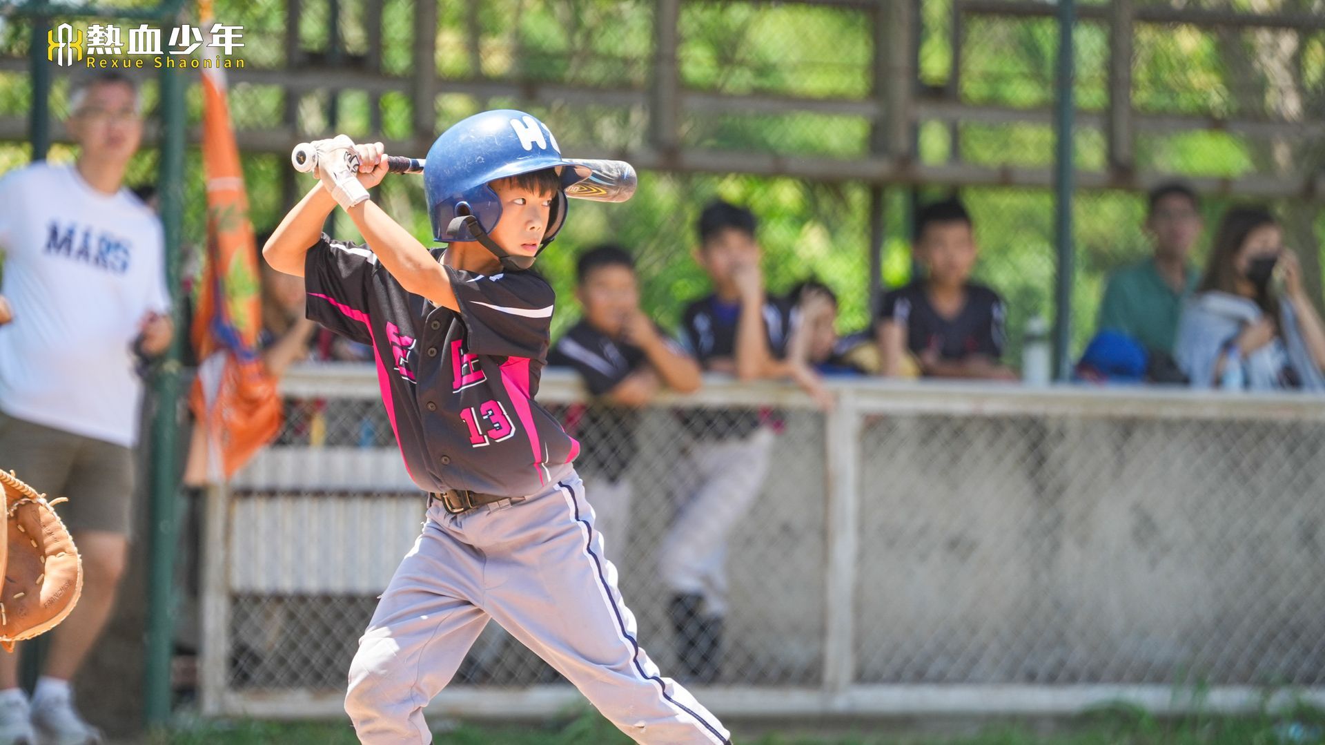 一群小男孩正在操場上踢足球。
