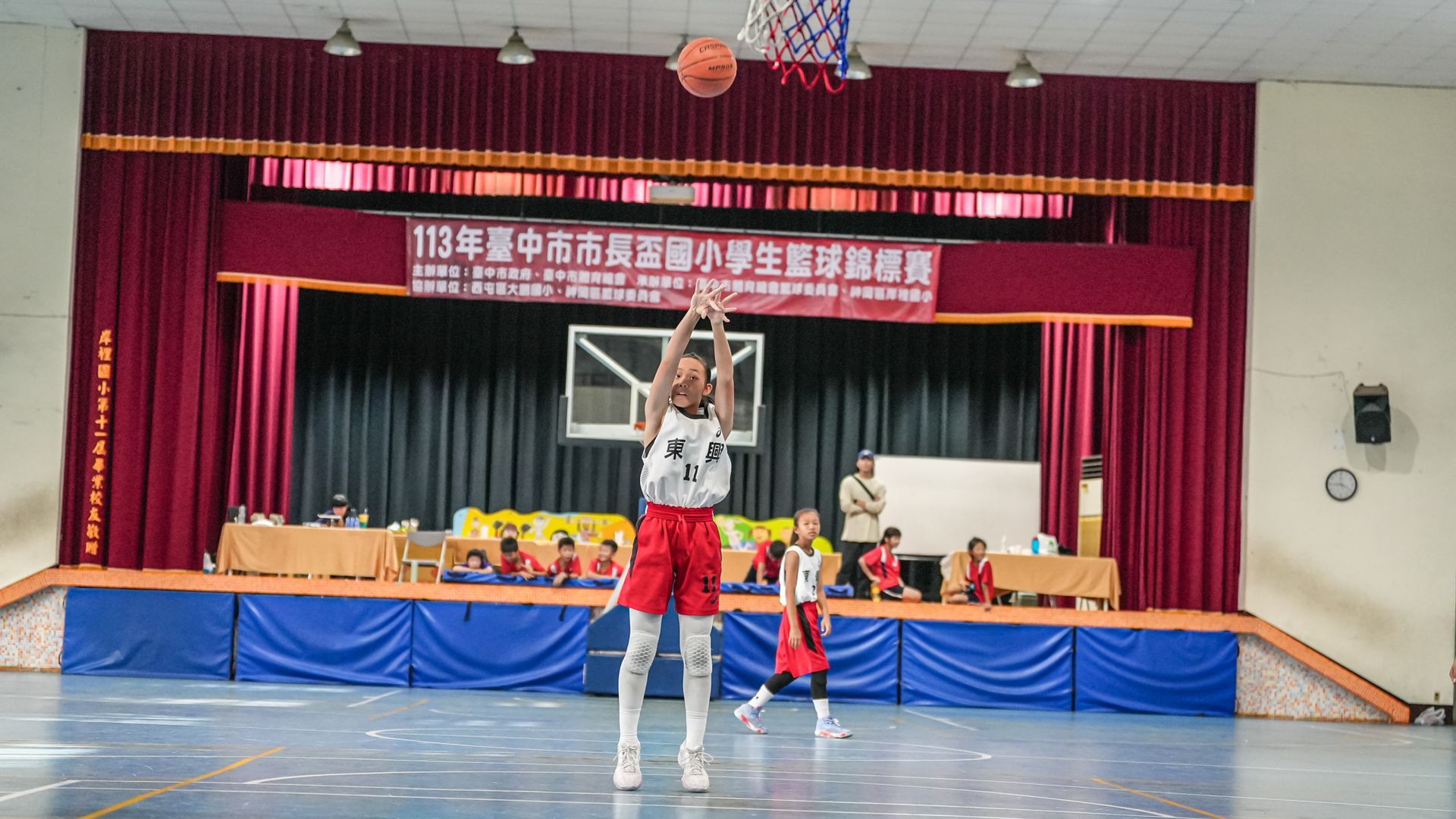 一群人正在體育館打籃球。