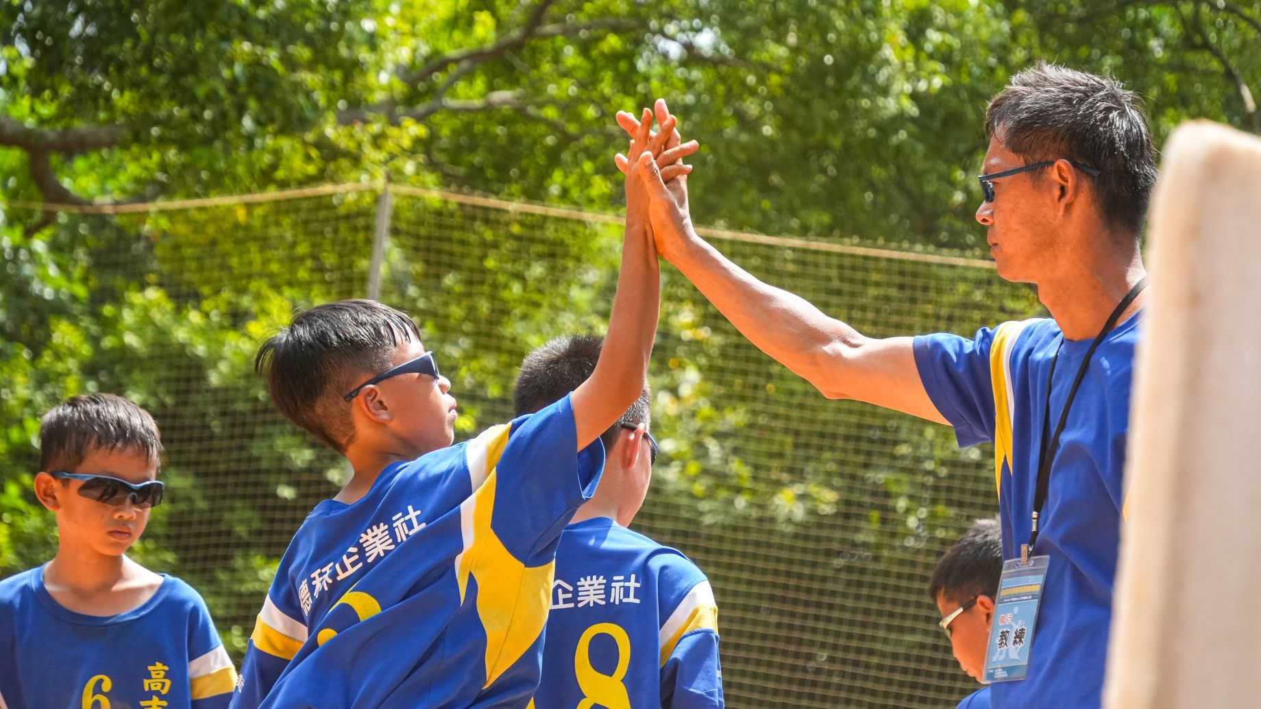 一群年輕人正在互相擊掌五分。