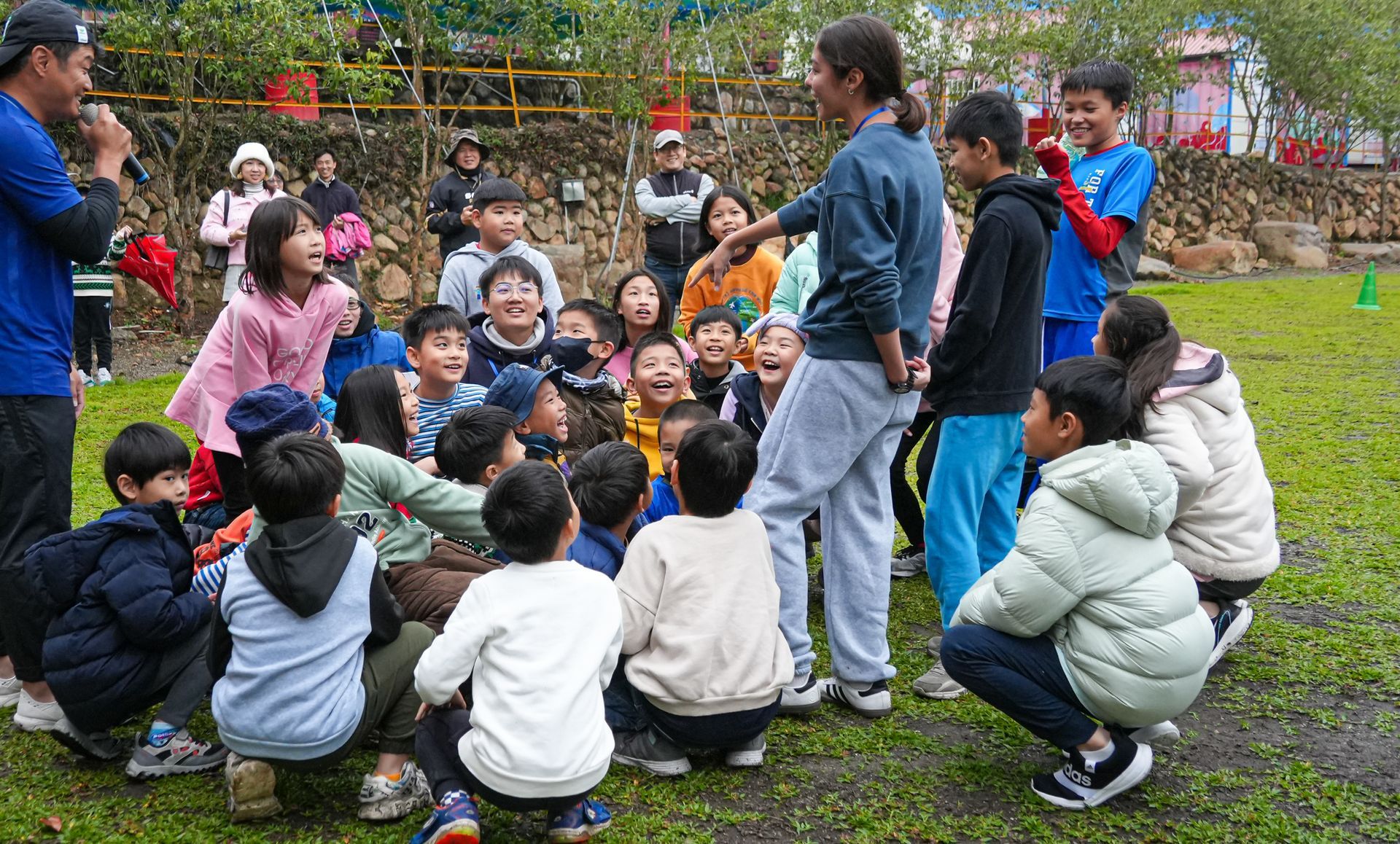 一群孩子圍坐在草地上。