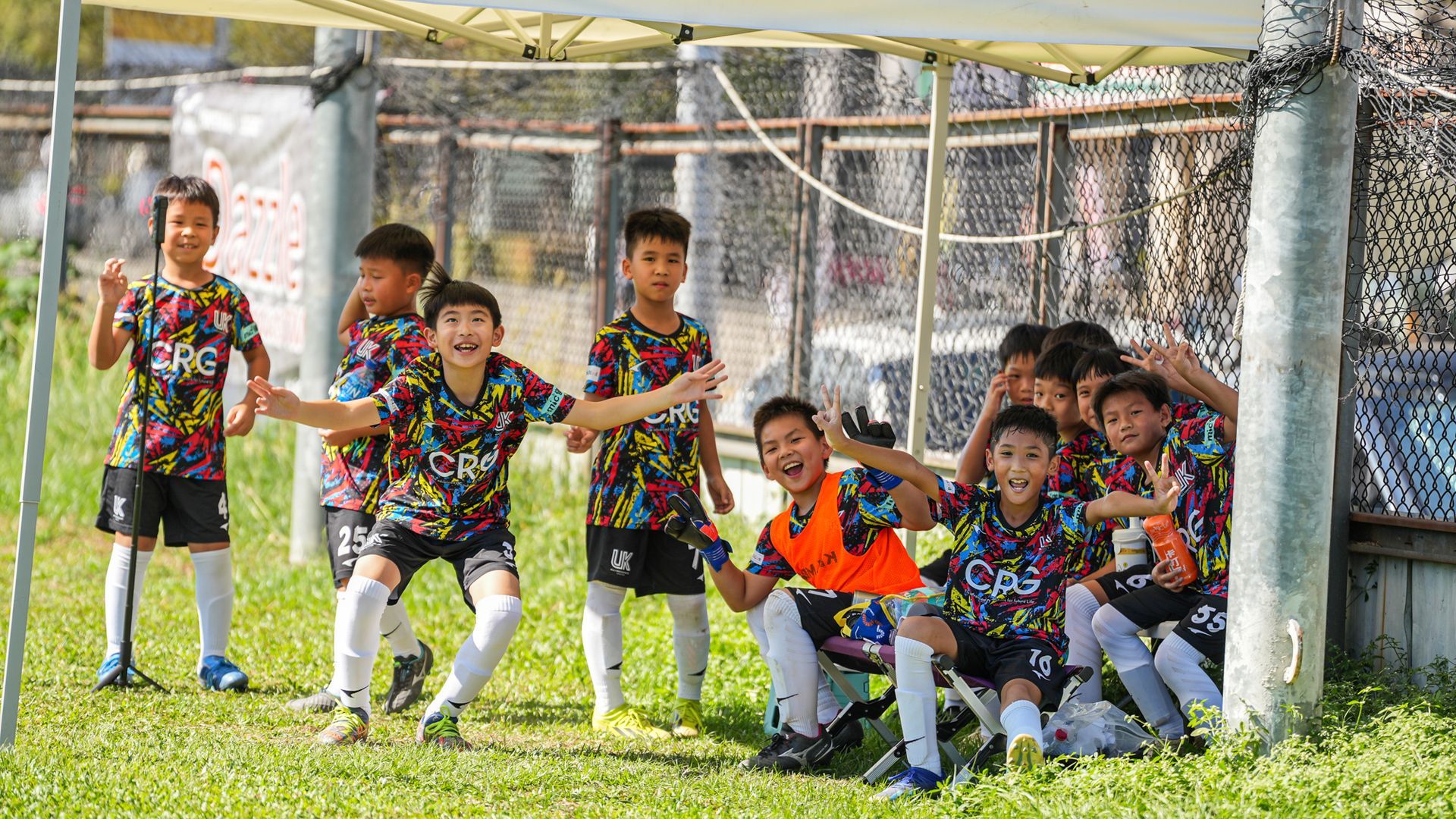 一群小男孩正在球場上打排球。