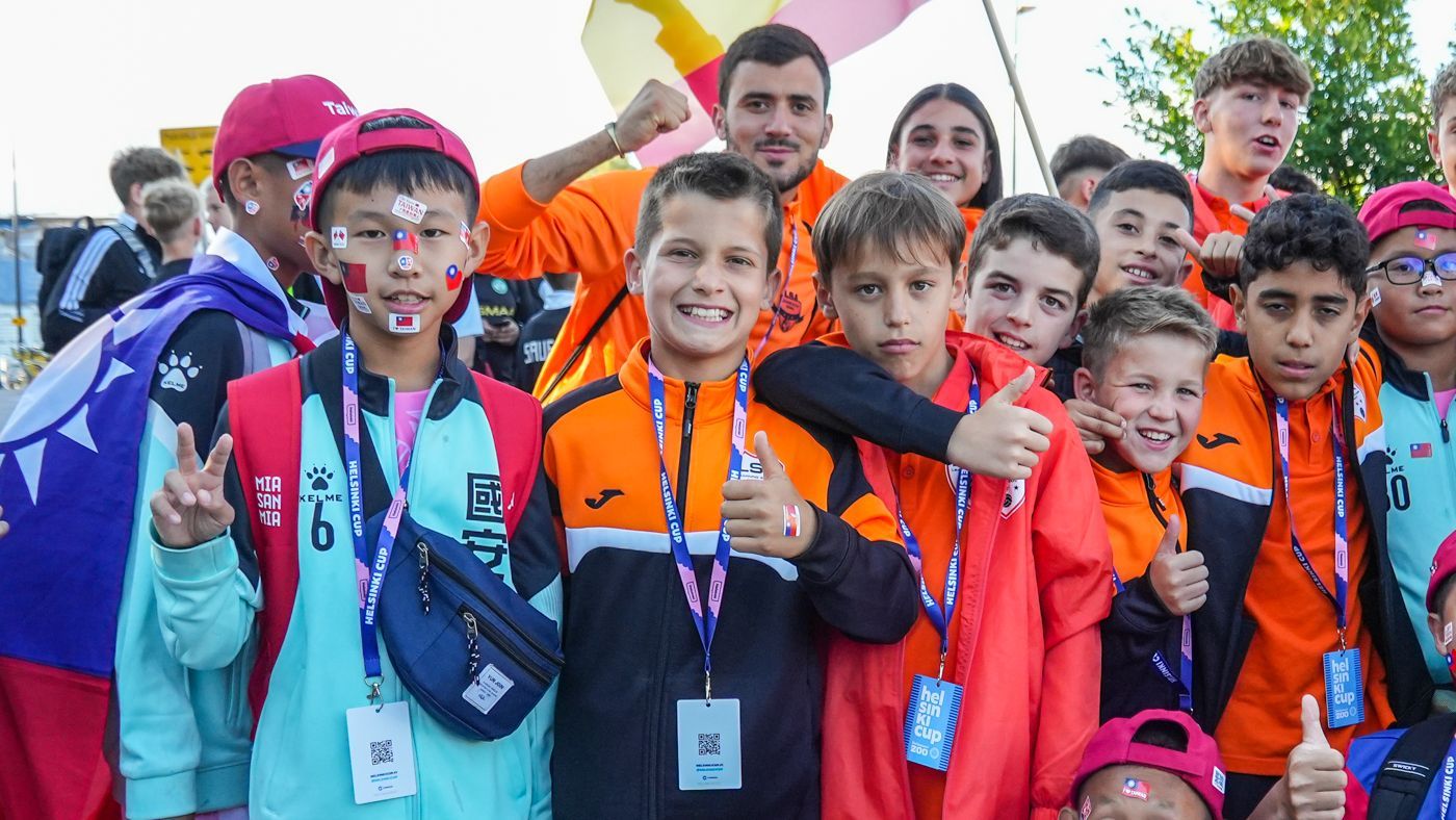 一群年輕人正在擺姿勢拍照。