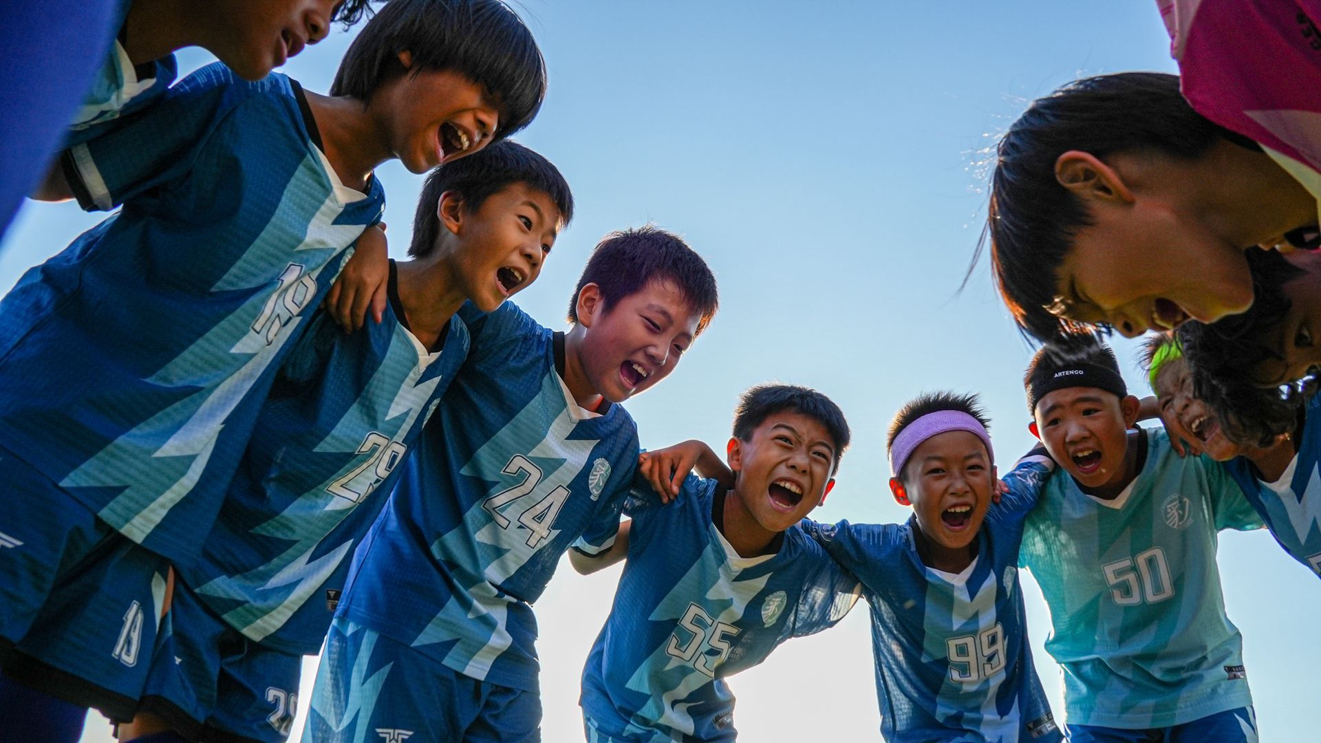 一群小男孩擠成一團站著。