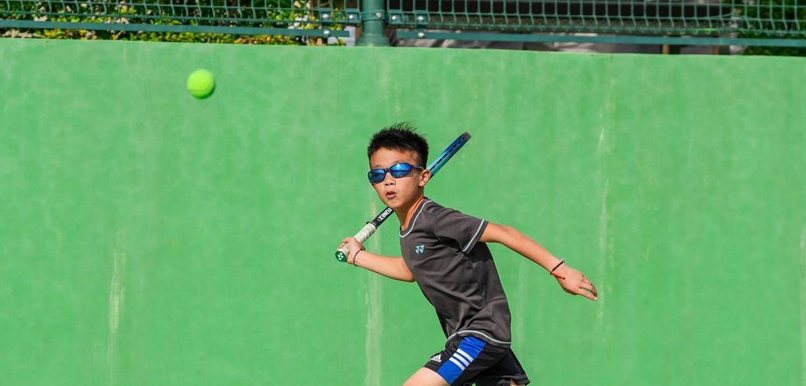 一群人正在操場上打排球。