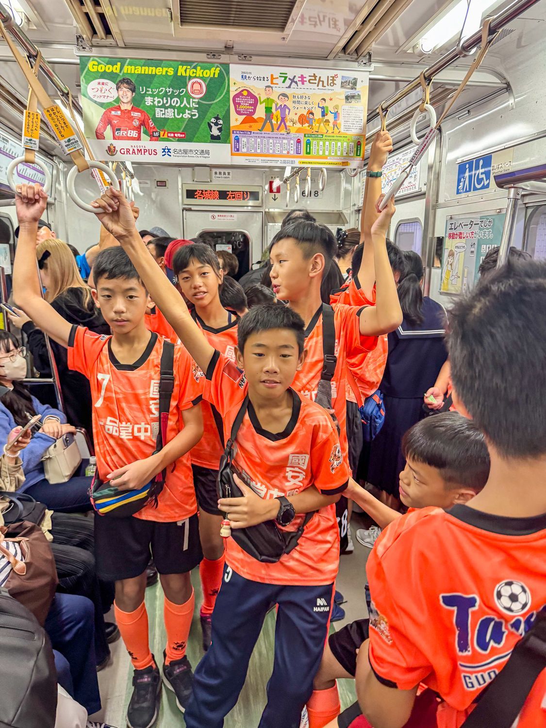 一群小男孩正在搭乘地鐵。