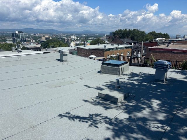 Le toit d'un immeuble avec vue sur la ville