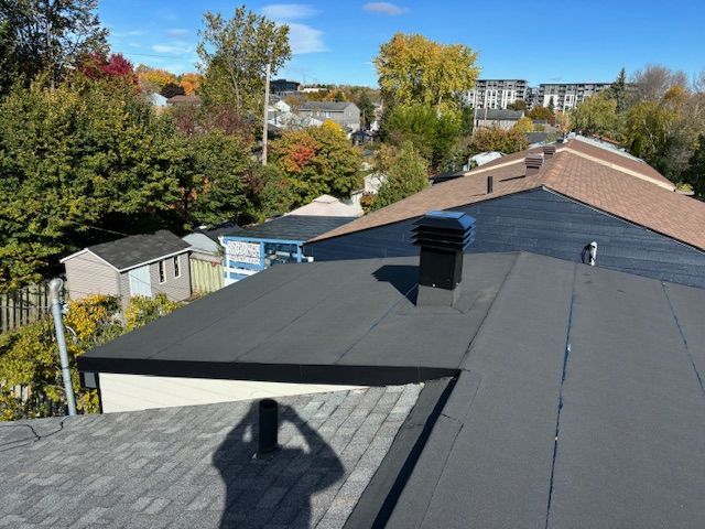 Un toit avec une cheminée et l'ombre d'une personne dessus