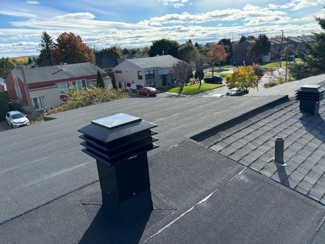 Le toit d'une maison avec une cheminée dessus