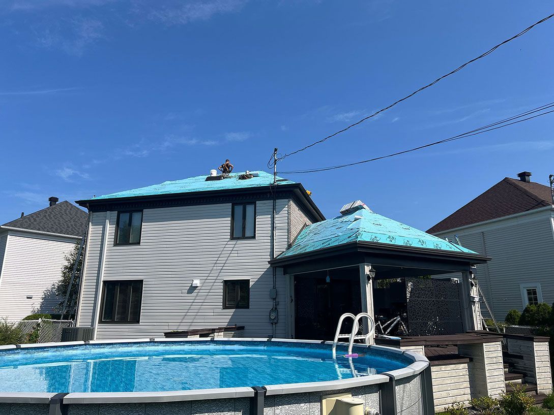 Une maison avec une piscine devant.