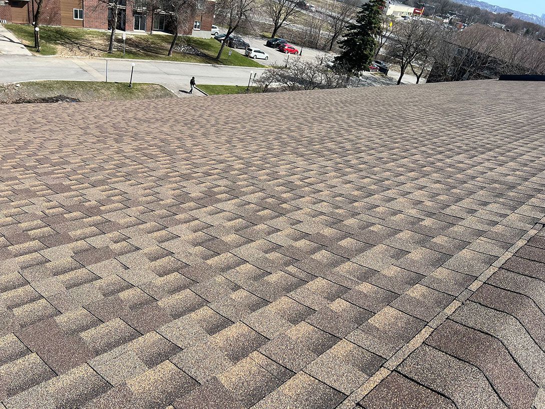 Un gros plan d'un toit avec beaucoup de tuiles dessus.