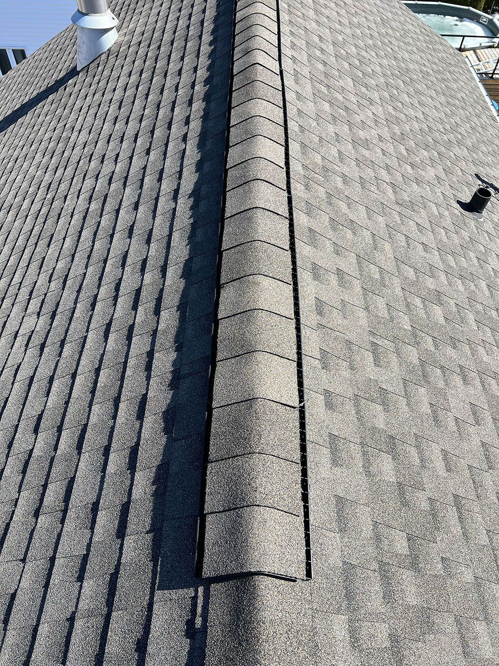 Un gros plan d'un toit avec des bardeaux dessus.