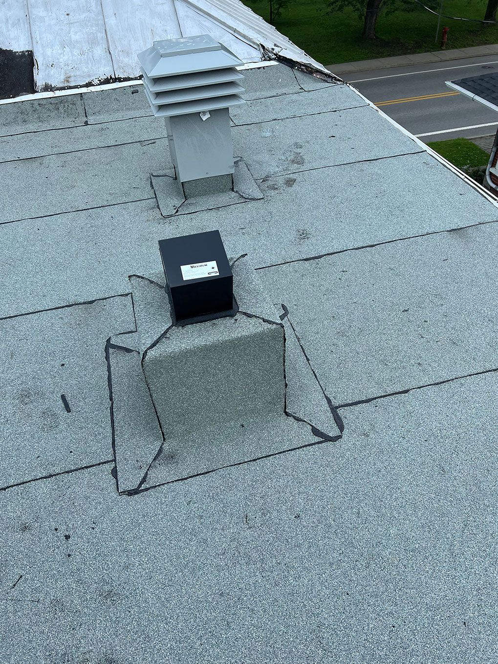 Un toit avec une cheminée et une boîte dessus.