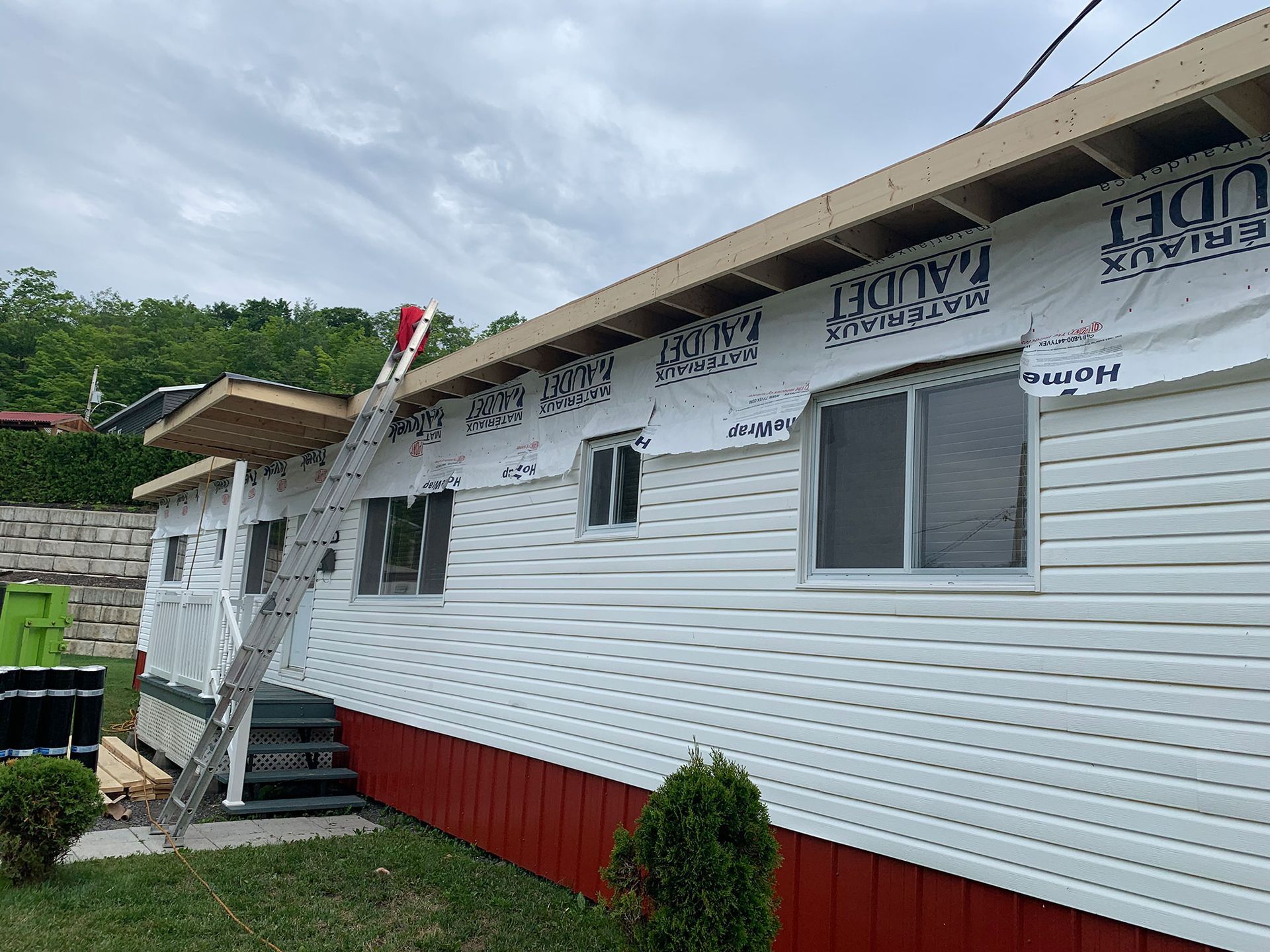 Une maison mobile avec une échelle attachée est en cours de rénovation.