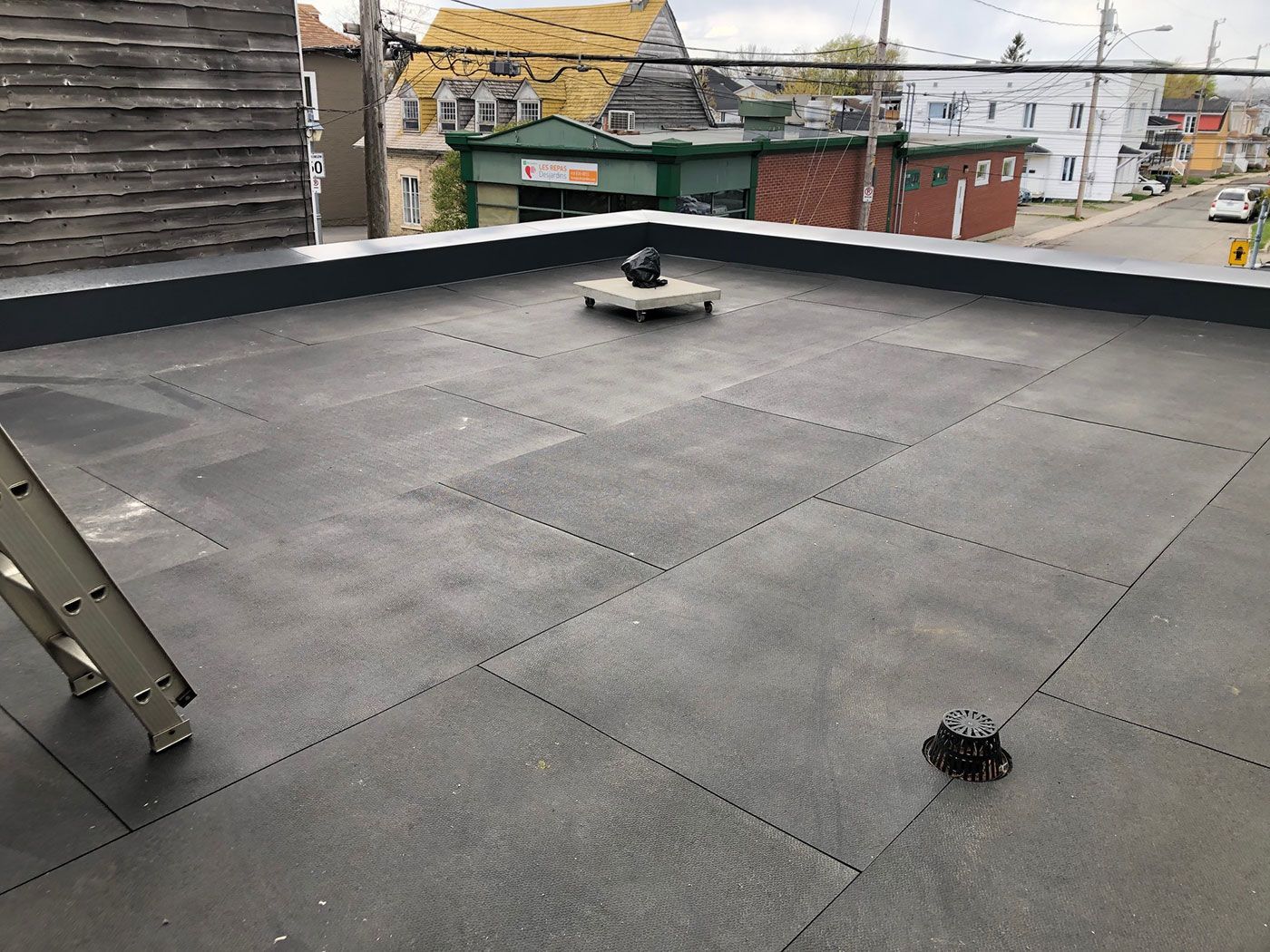 Une échelle est posée sur le toit d'un bâtiment.