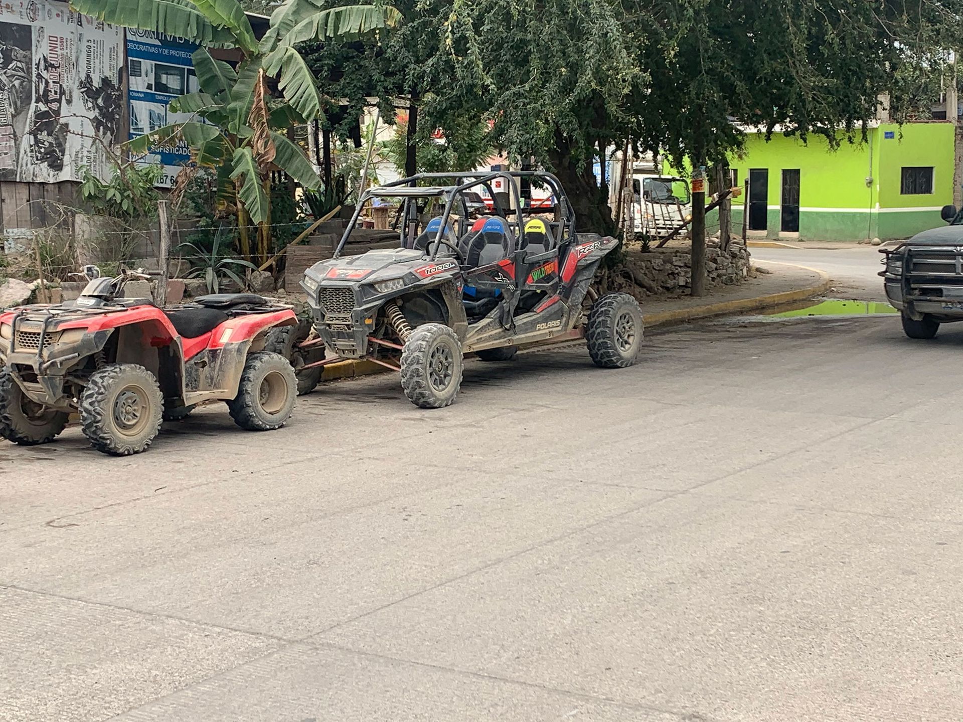 Trois VTT sont garés sur le bord de la route.