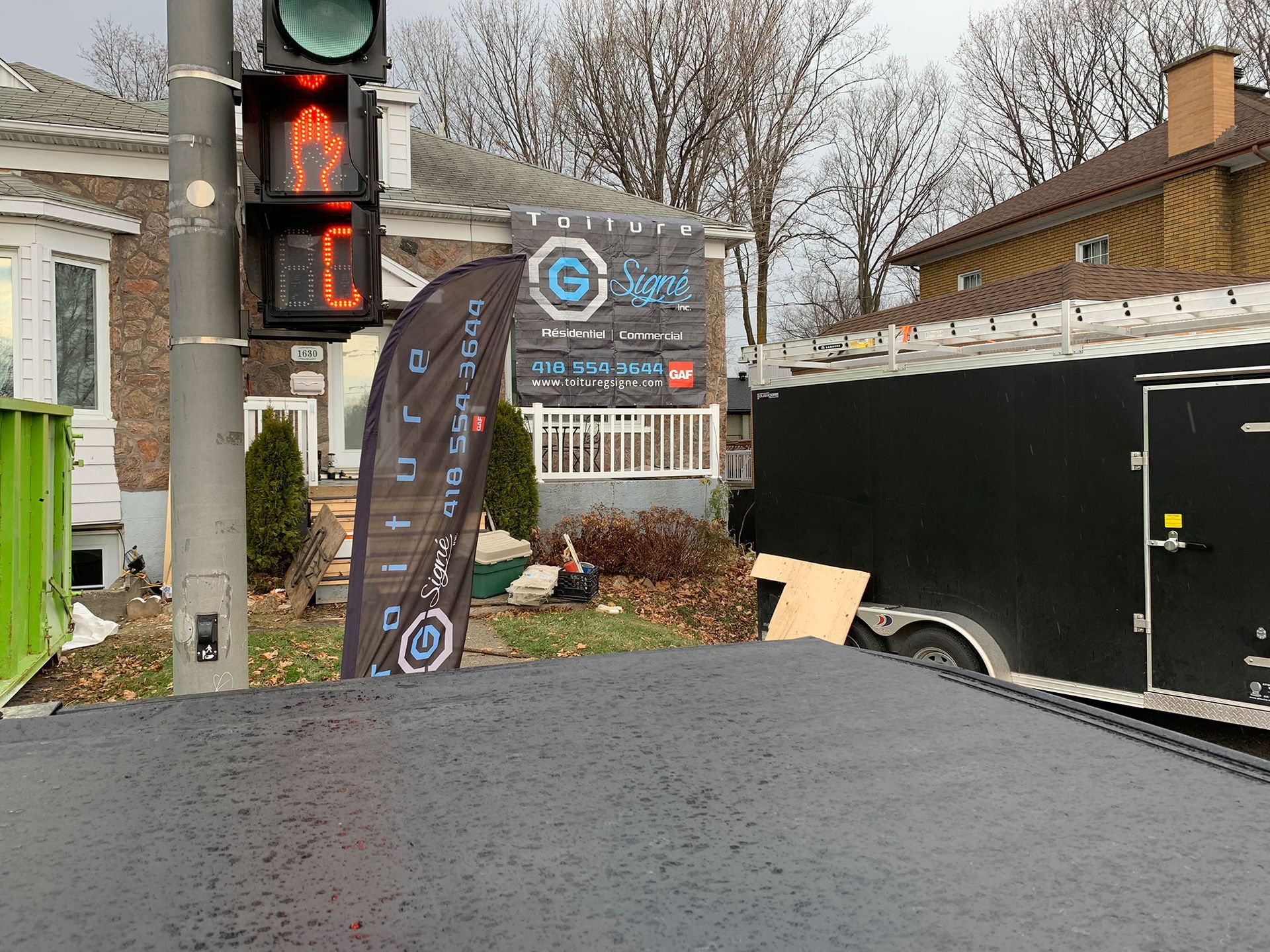 Un feu rouge avec le numéro 12 dessus