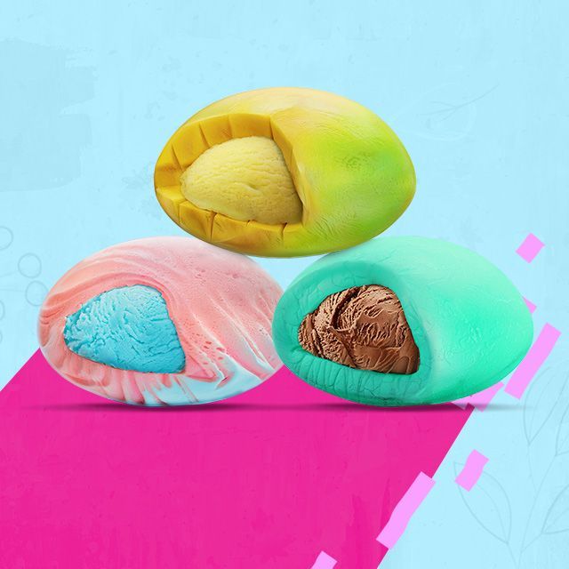 Tres huevos de diferentes colores con helado dentro.