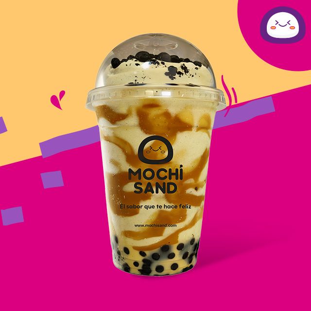 Un batido de arena mochi con crema batida y nueces encima.