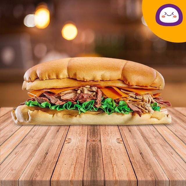 Un sándwich está sobre una mesa de madera.