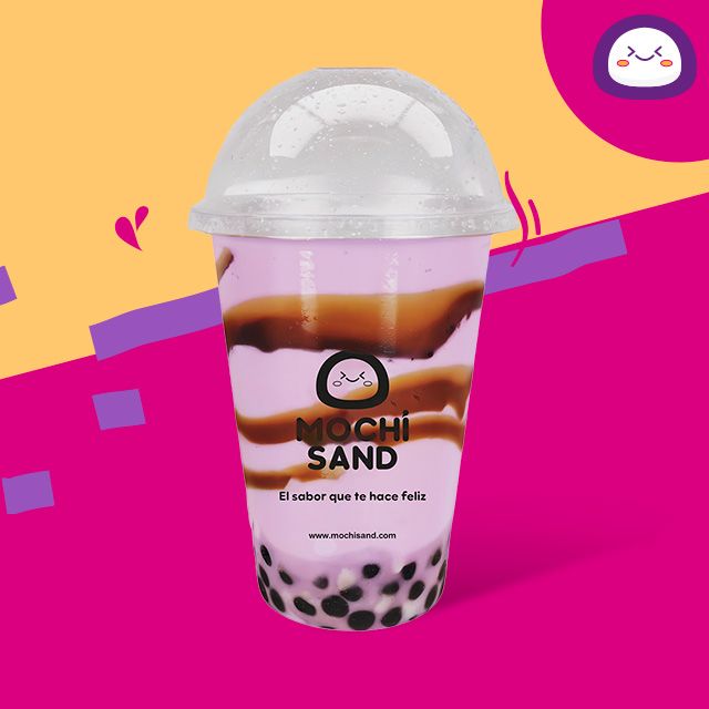 Una taza de arena mochi sobre un fondo rosa.