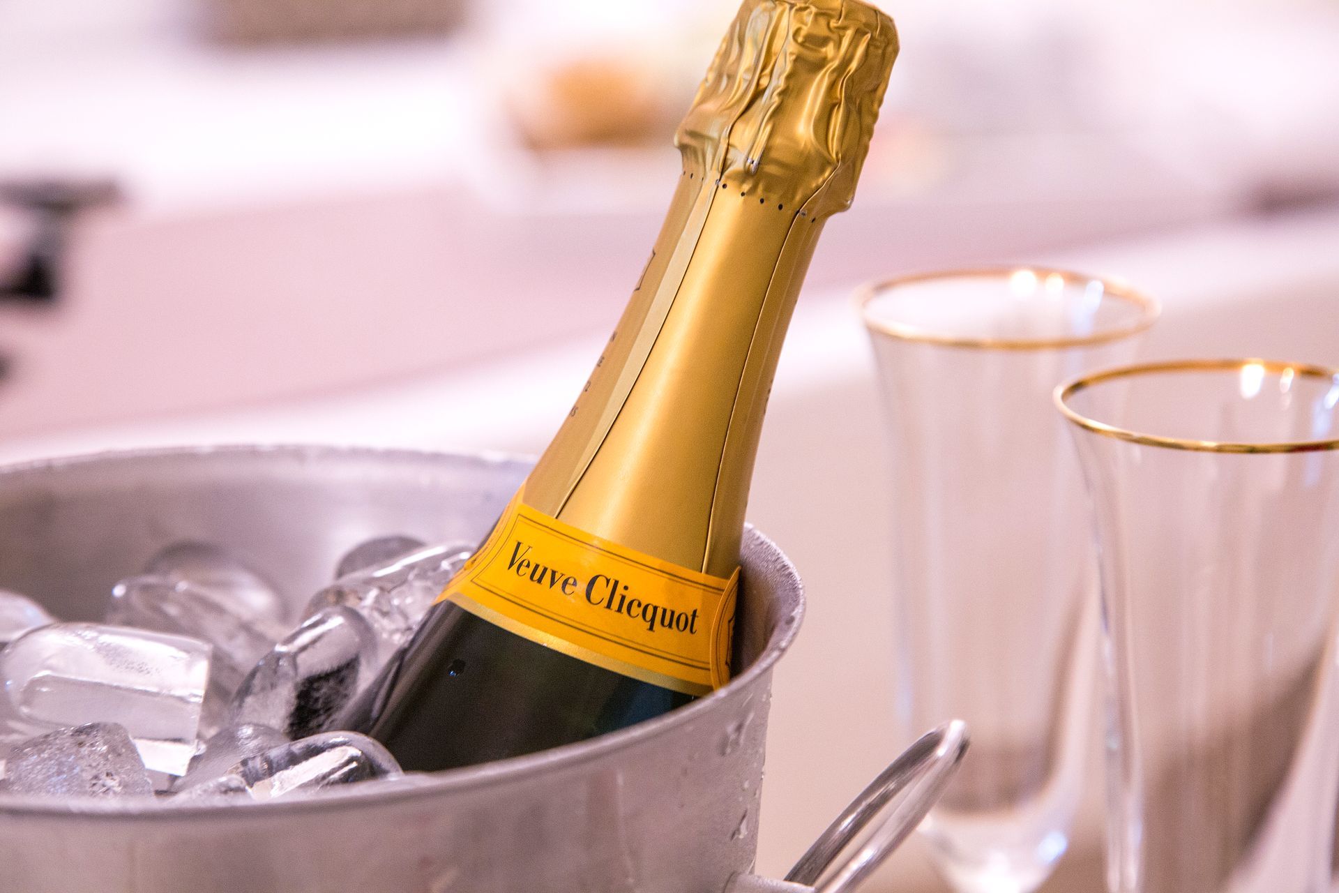 Uma garrafa de champanhe está em um balde de gelo.