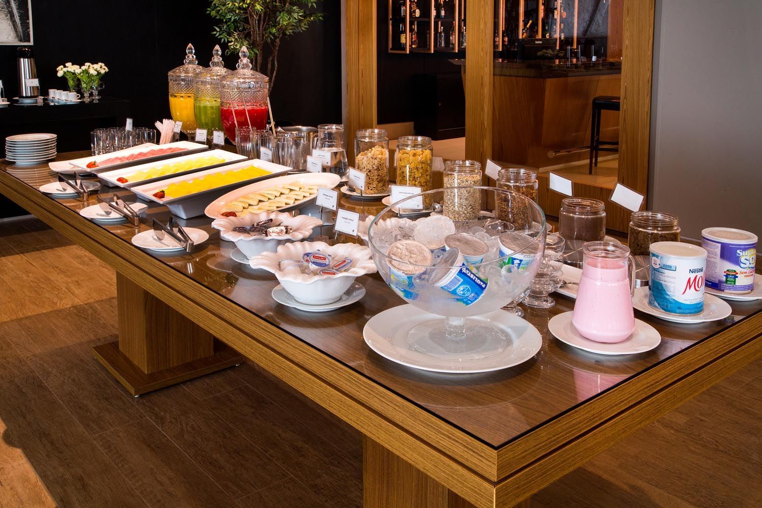 Uma mesa com uma variedade de comidas e bebidas