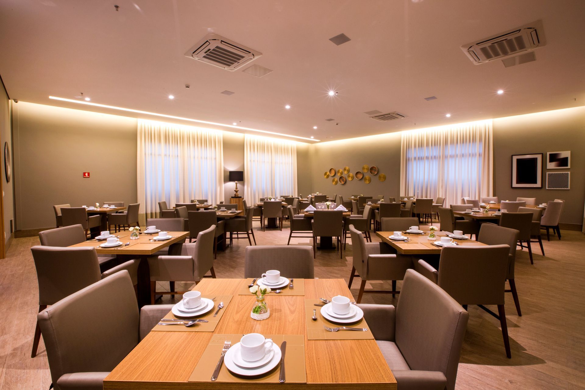 Uma grande sala de jantar cheia de mesas e cadeiras.