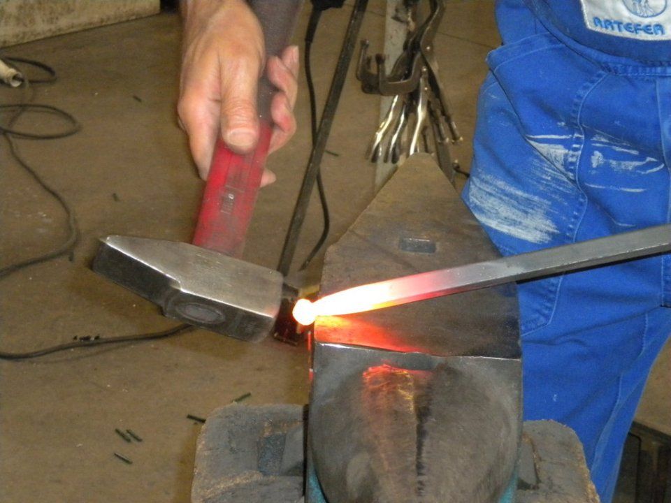 artigiano durante la lavorazione del ferro