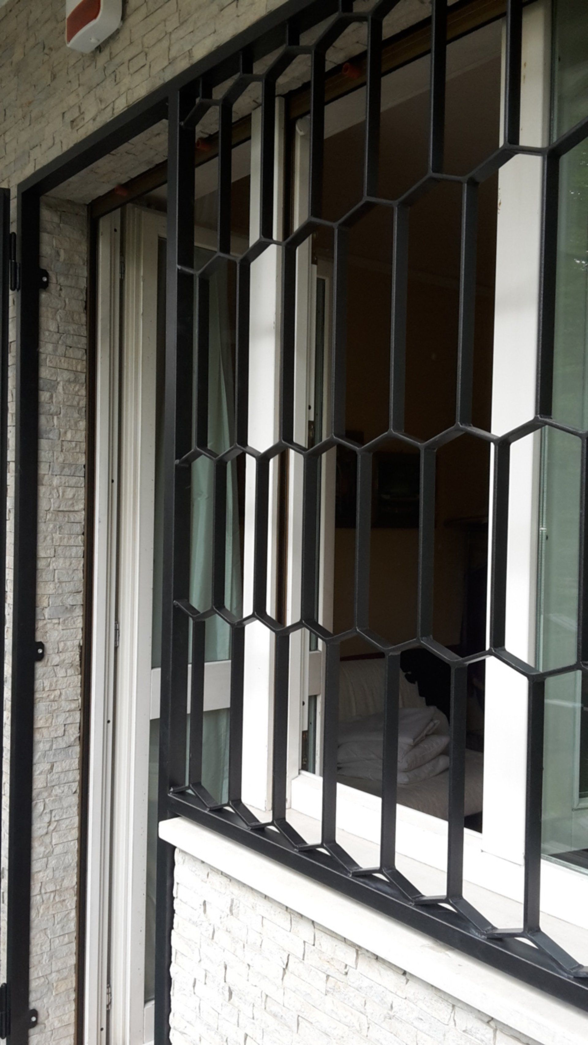 finestra con grata in ferro
