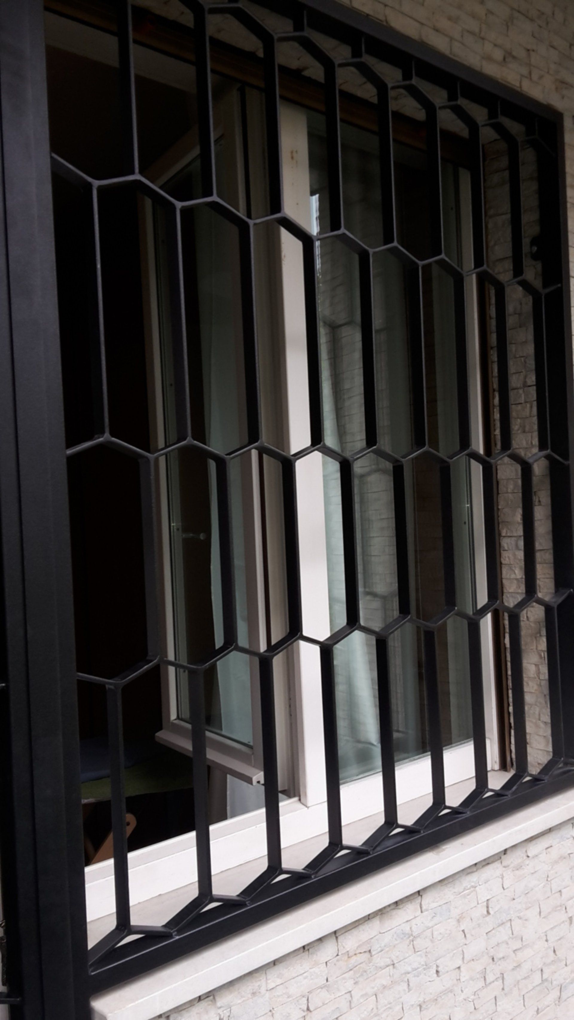finestra con grata di protezione in ferro