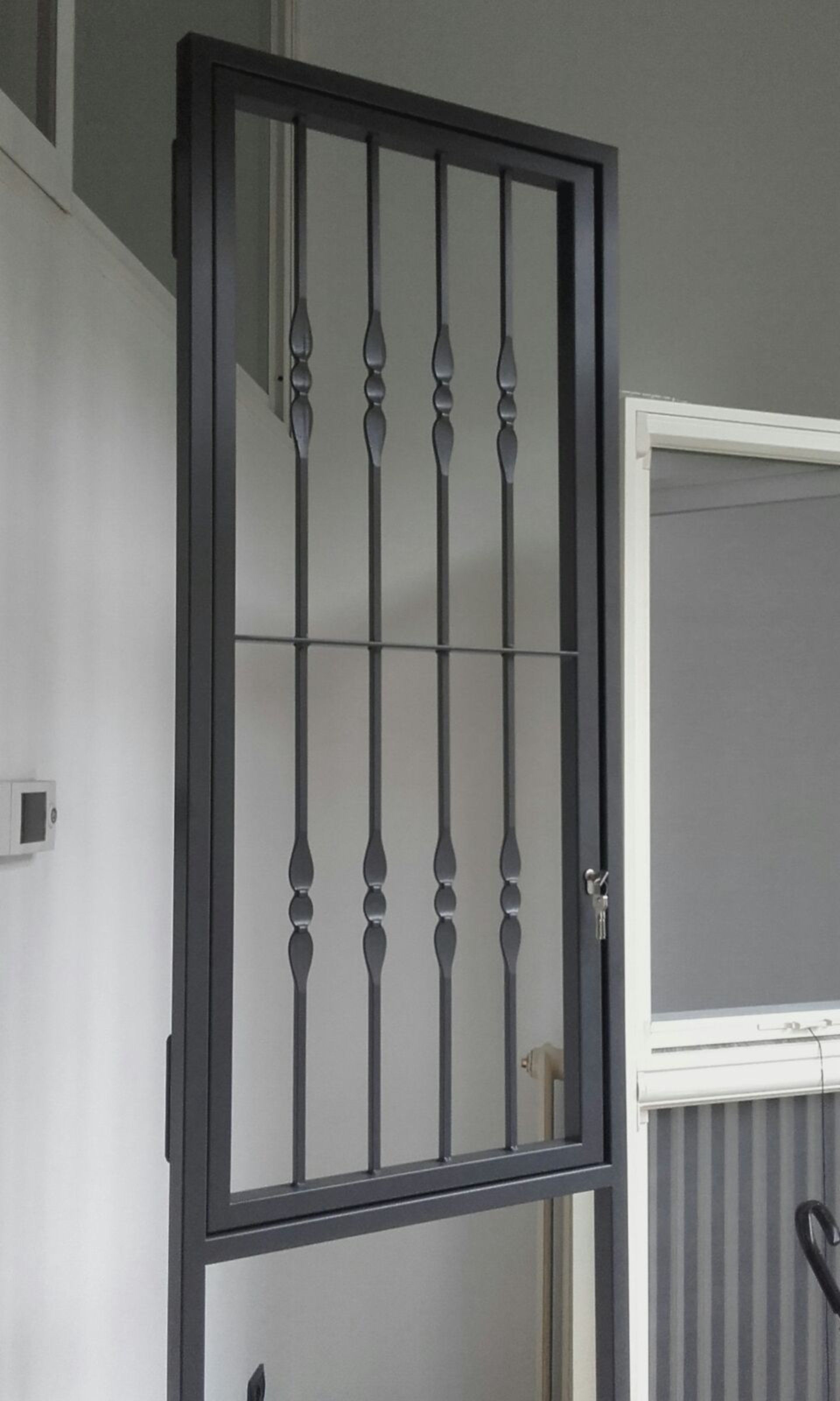 dettaglio grata in ferro battuto posta sopra una finestra