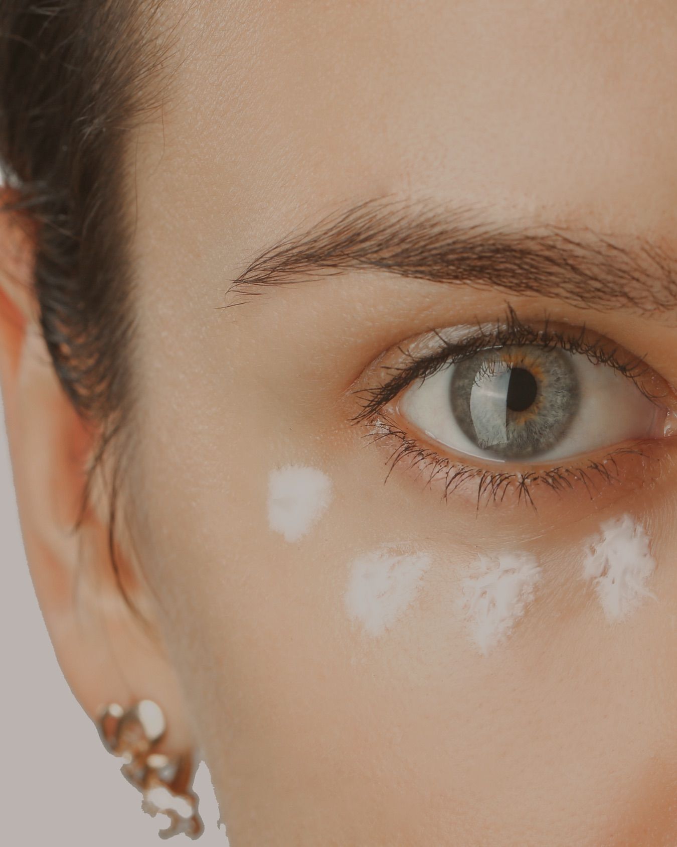 Un primo piano dell'occhio di una donna con macchie bianche.