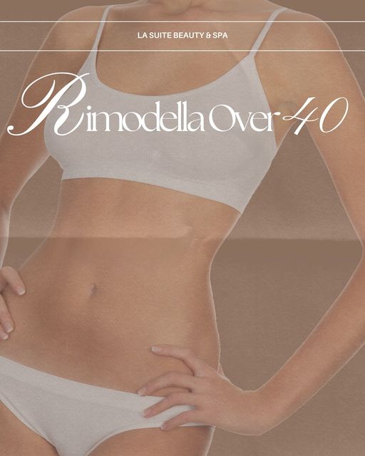 Una donna indossa un reggiseno bianco e delle mutandine con la scritta rimodella over 40