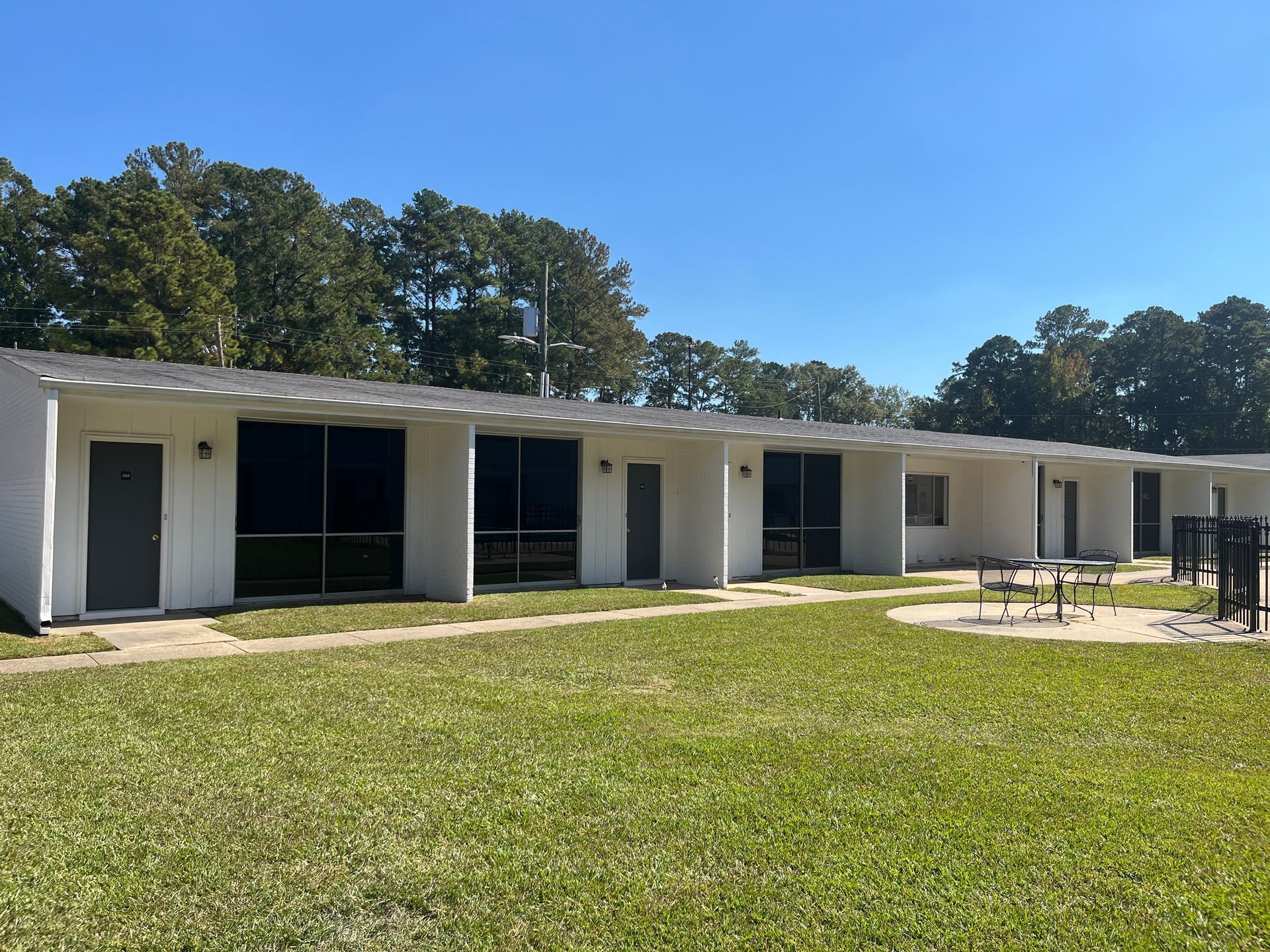 Poolside apartment View Meridian MS