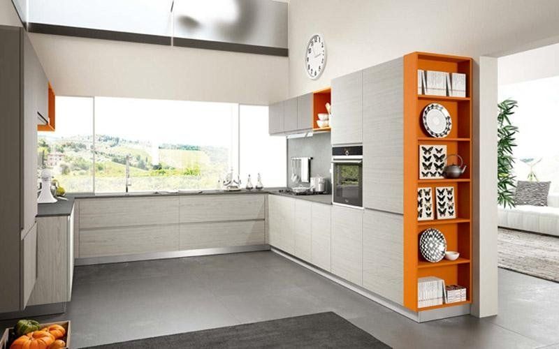 Cucina con inserti arancioni