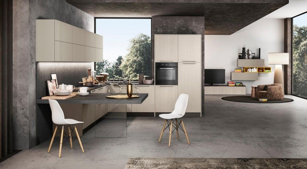 Cucina con sedie bianche