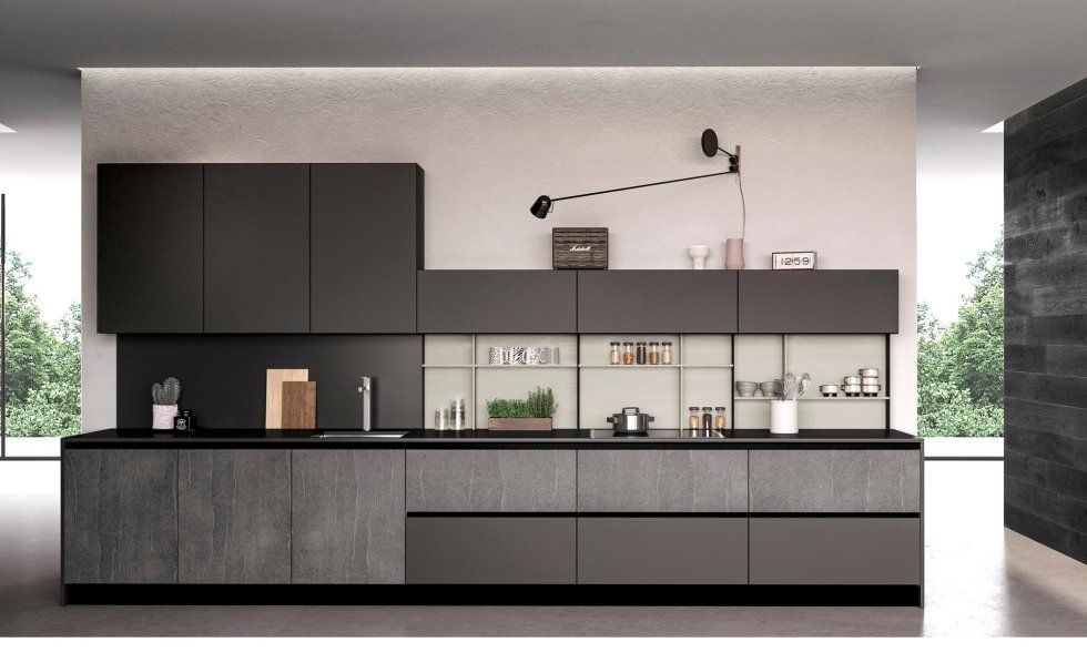 Cucina con mobili scuri