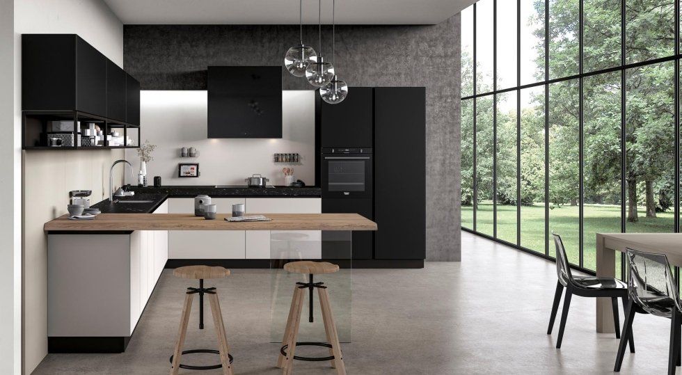 Cucina con due sgabelli